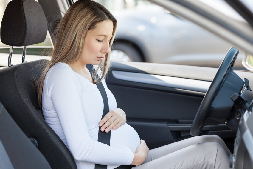 femme accouche dans sa voiture