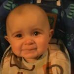 Bébe qui pleure quand sa mère chante