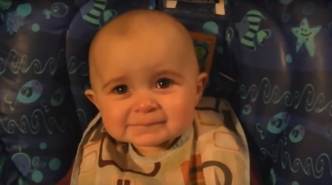 Bébe qui pleure quand sa mère chante