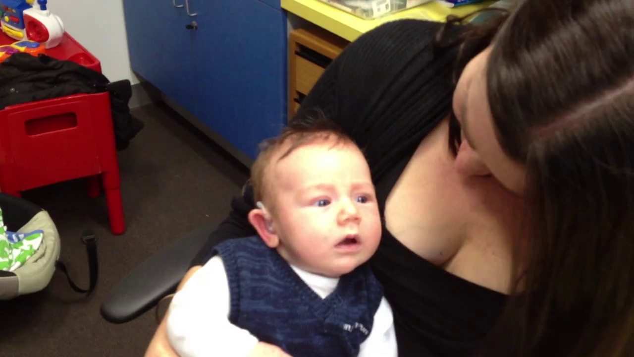 Bébé sourd entend de nouveau