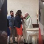Bébé giflé par un prêtre