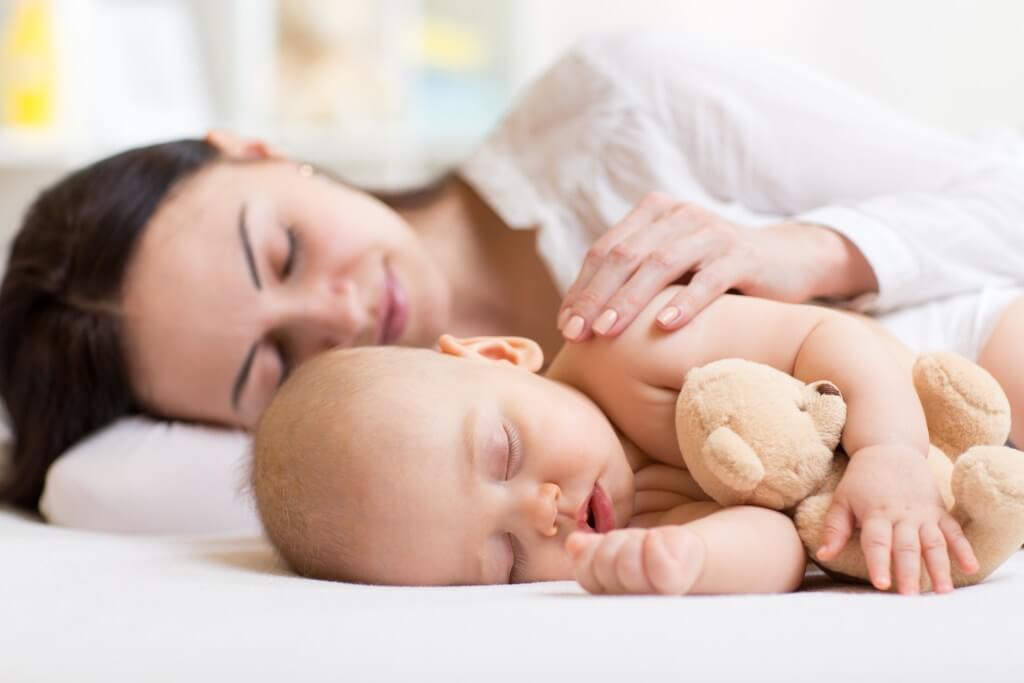 Cododo / Cosleeping : avantages et risques