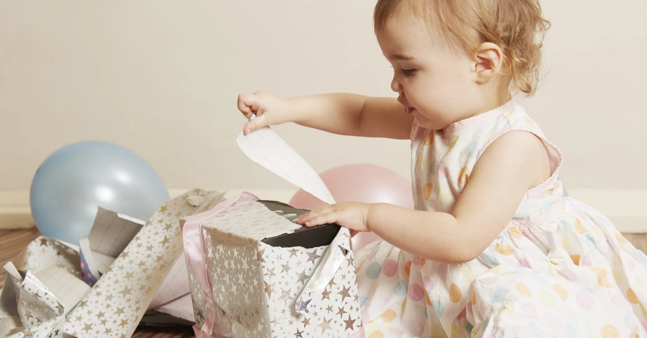 Bébé ouvre un cadeau