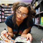 Adolescente qui lit un magazine
