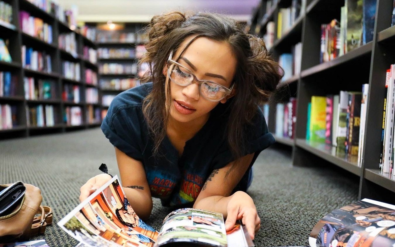 Adolescente qui lit un magazine