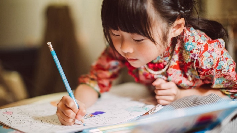 Enfant qui dessine