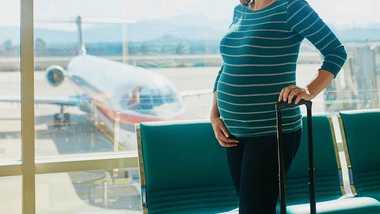 Femme enceinte qui voyage