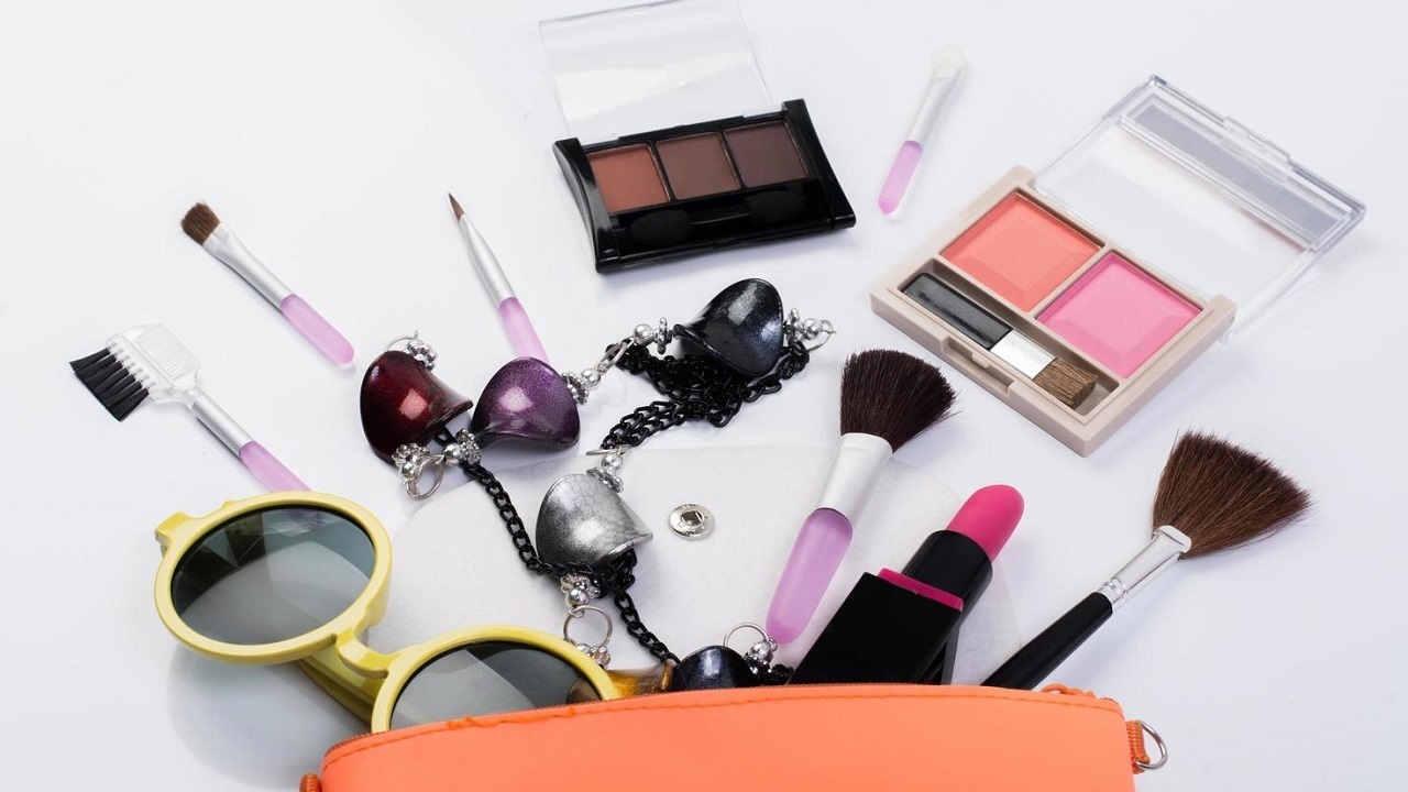 Produits de beauté et trousse