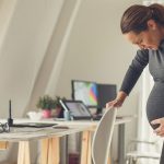 Femme avec des contractions