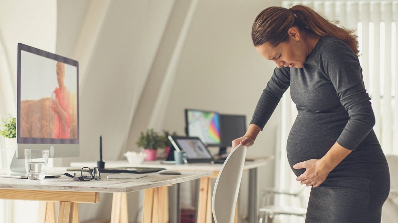 Femme avec des contractions