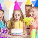 Enfants qui fêtent un anniversaire