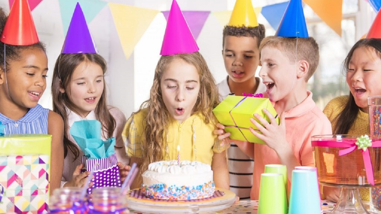 Enfants qui fêtent un anniversaire