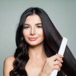Femme qui fait un lissage brésilien