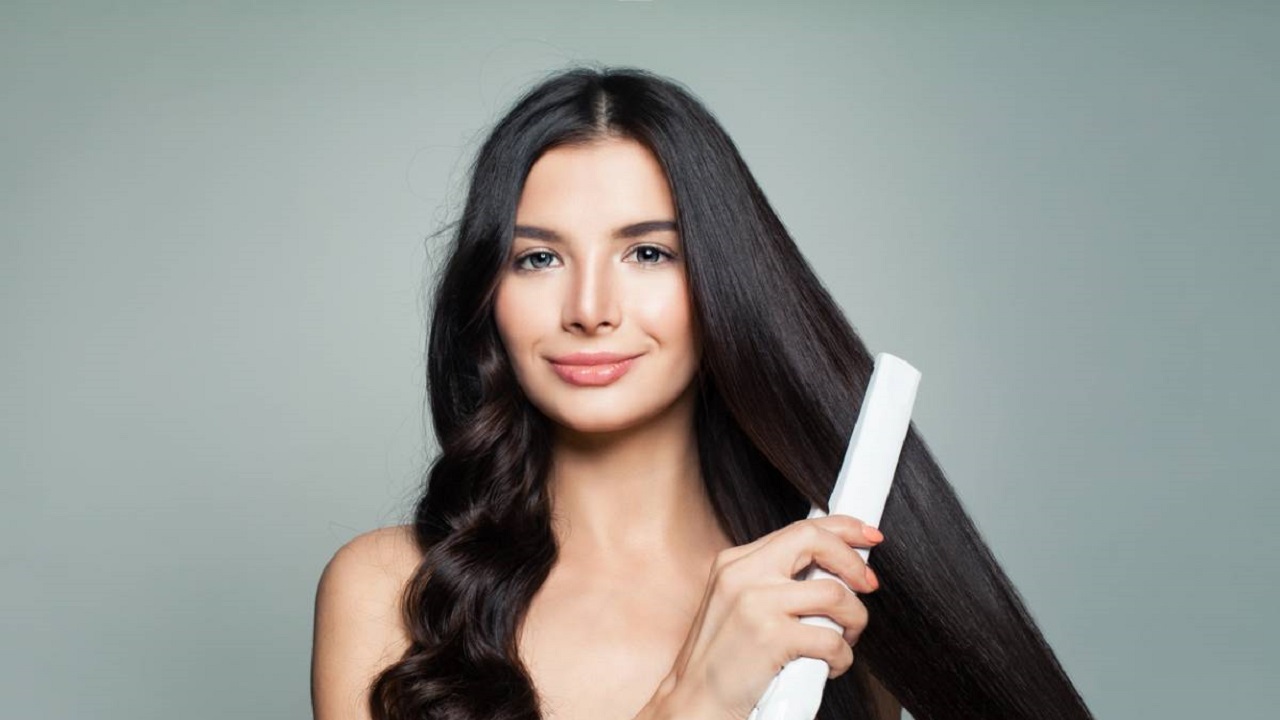 Femme qui fait un lissage brésilien