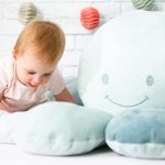 Bébé avec une peluche géante