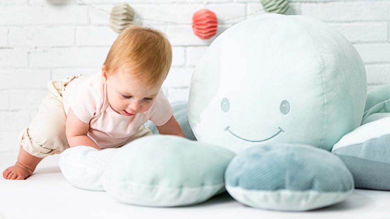 Bébé avec une peluche géante