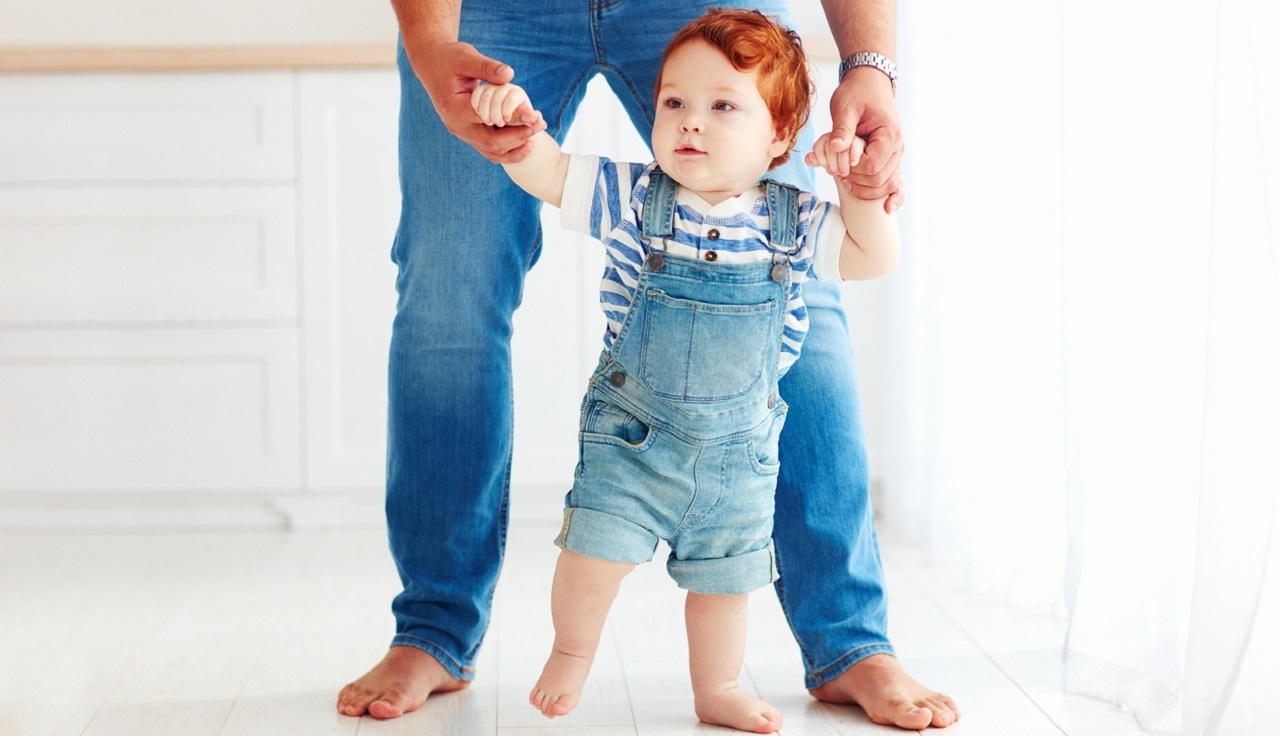 Bébé qui commence à marcher