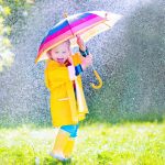 enfant avec un parapluie