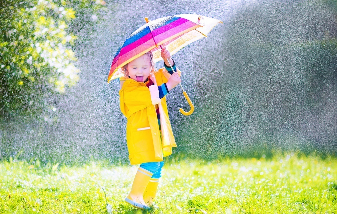 enfant avec un parapluie