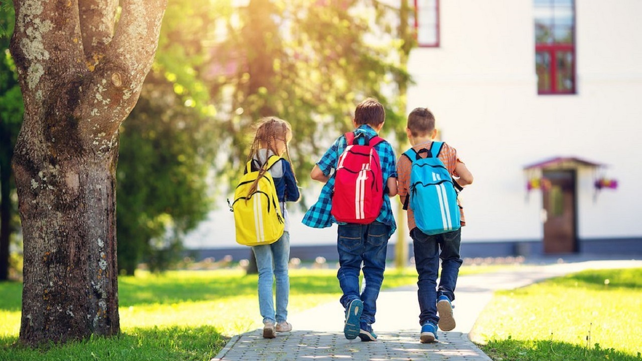 Enfants avec leur cartable d'école