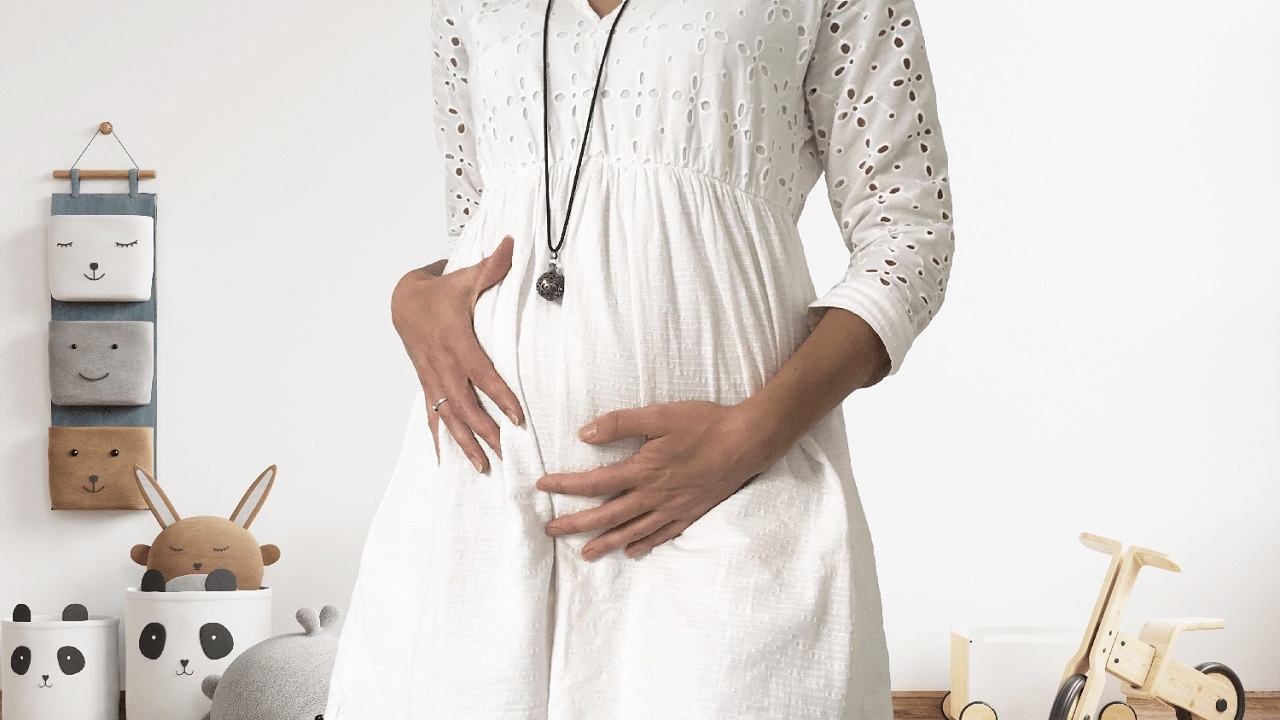Femme enceinte avec un bola