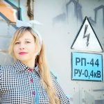 femme avec un bandeau blanc sur les cheveux