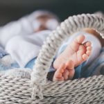 Bébé dans un couffin en osier