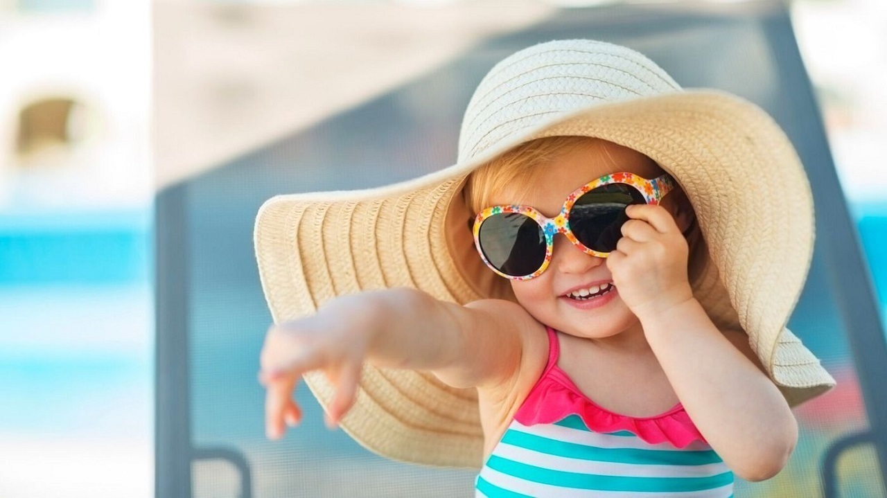 Jeune fille avec des lunettes de soleil