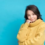 Fille avec un pull orange