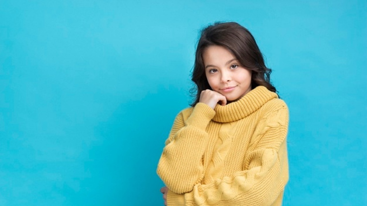 Fille avec un pull orange