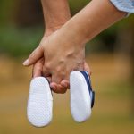 Futurs parents qui se tiennent la main