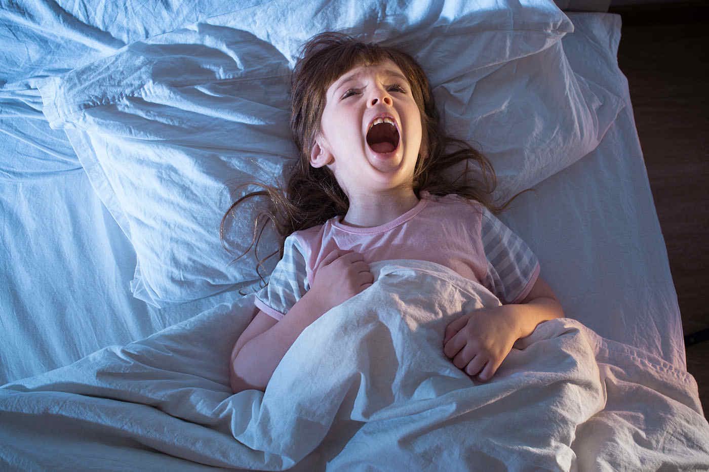 Jeune fille qui fait une terreur nocturne