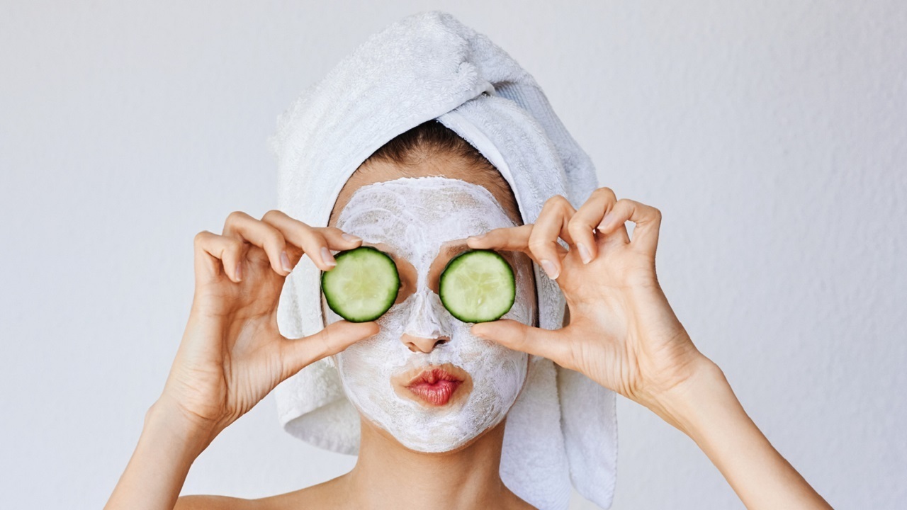 femme avec un masque d'argile,routine anti âge