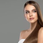 Femme avec les cheveux lisses