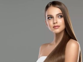 Femme avec les cheveux lisses