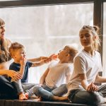 femme enceinte avec des enfants