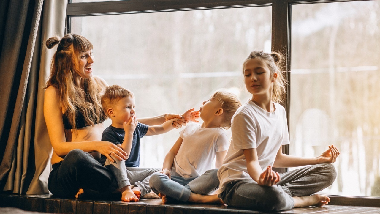femme enceinte avec des enfants