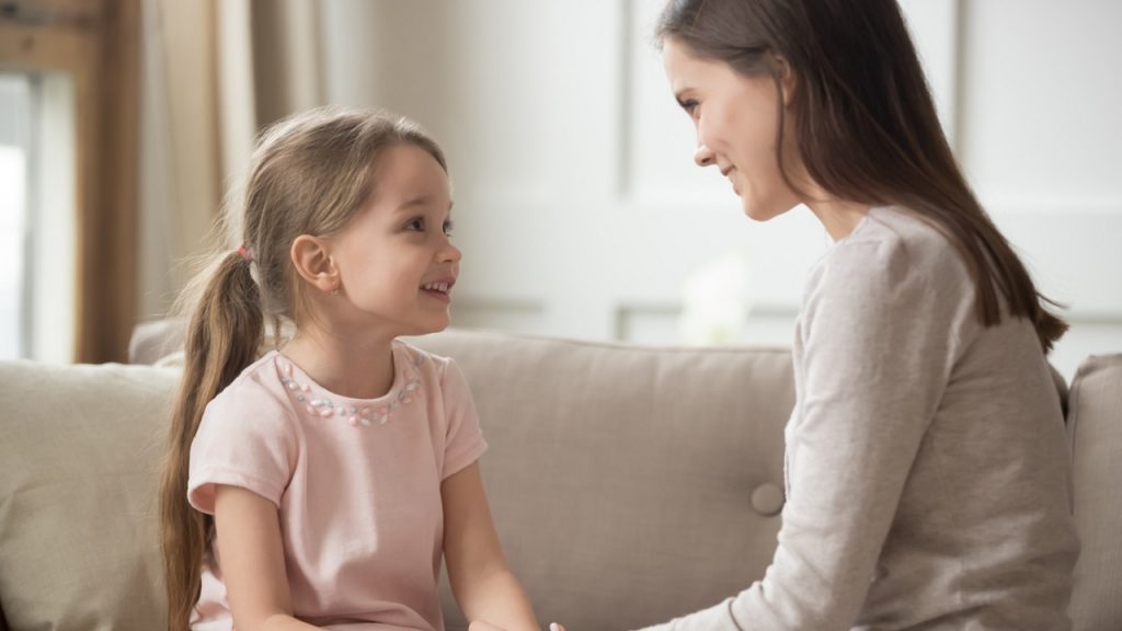 Maman qui parle avec sa fille