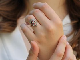 Femme qui porte une bague de luxe de style vintage