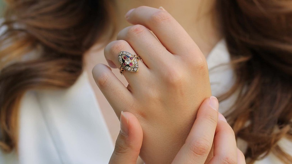 Femme qui porte une bague de luxe de style vintage