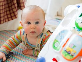Bébé avec un jouet