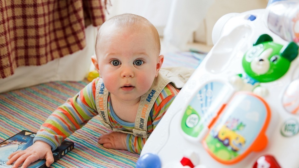 Bébé avec un jouet