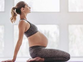 Femme enceinte qui fait du Yoga