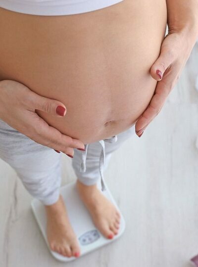Femme enceinte sur une balance