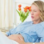 Femme enceinte qui à des contractions