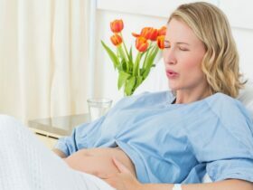 Femme enceinte qui à des contractions