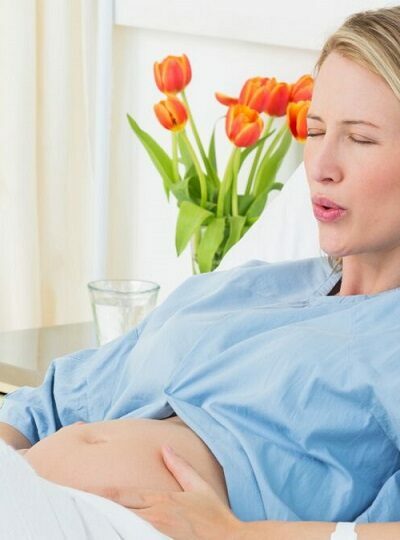 Femme enceinte qui à des contractions