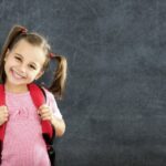 Jeune fille prête pour la rentrée scolaire