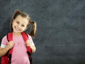 Jeune fille prête pour la rentrée scolaire