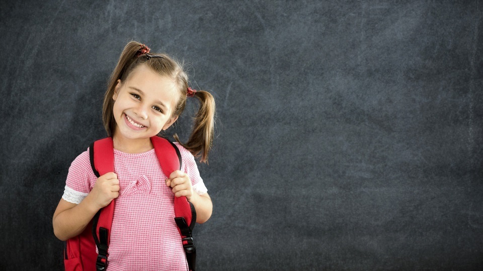 Jeune fille prête pour la rentrée scolaire